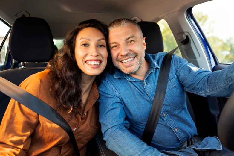 Casal em um carro - Seguro ou proteção veicular