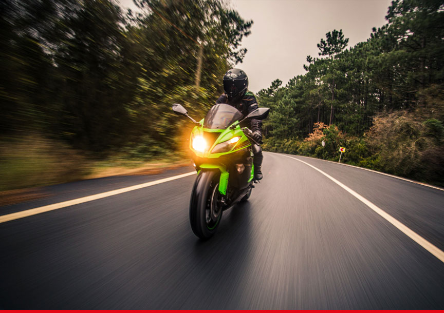 Proteção veicular também é essencial para quem anda de moto — segurança para o piloto e economia no bolso.